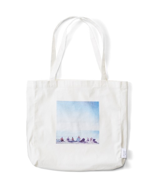 Live in comfort（リブインコンフォート）の「リブ　イン　コンフォート×フォトグラファー今城純さん　世界を旅するキャンバストートバッグ（トートバッグ・レディース・ホワイト/ホワイト系その他/ホワイト×ブルー・ONE SIZE）」の3枚目の写真