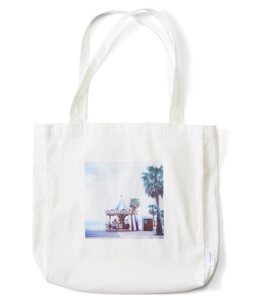 Live in comfort（リブインコンフォート）の「リブ　イン　コンフォート×フォトグラファー今城純さん　世界を旅するキャンバストートバッグ（トートバッグ・レディース・ホワイト/ホワイト系その他/ホワイト×ブルー・ONE SIZE）」の2枚目の写真