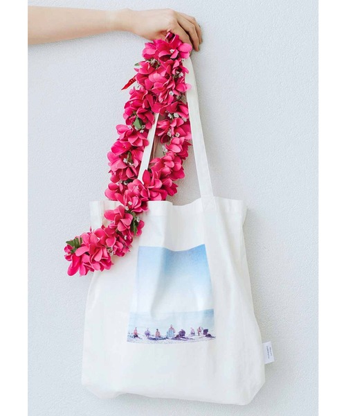 Live in comfort（リブインコンフォート）の「リブ　イン　コンフォート×フォトグラファー今城純さん　世界を旅するキャンバストートバッグ（トートバッグ・レディース・ホワイト/ホワイト系その他/ホワイト×ブルー・ONE SIZE）」の6枚目の写真