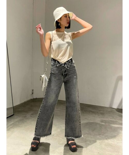 EMODA(エモダ)の「ロールハイウエストワイドジーンズ(デニムパンツ・レディース・ブラック/ライトブルー・SMALL/MEDIUM)」の3枚目の写真