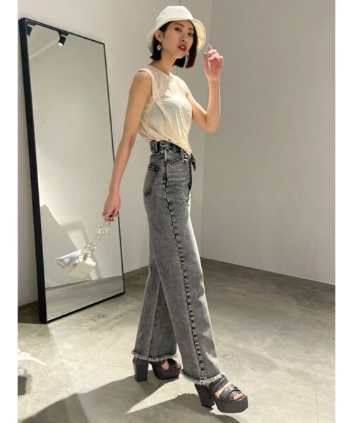 EMODA(エモダ)の「ロールハイウエストワイドジーンズ(デニムパンツ・レディース・ブラック/ライトブルー・SMALL/MEDIUM)」の6枚目の写真