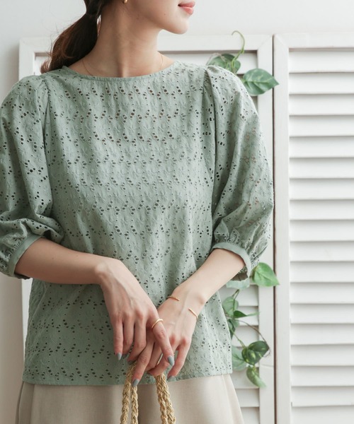 URBAN RESEARCH DOORS(アーバンリサーチドアーズ)の「カット刺繍バルーンスリーブブラウス(シャツ/ブラウス・レディース・ブラック/オフホワイト/ブルー系その他・ONE)」の4枚目の写真