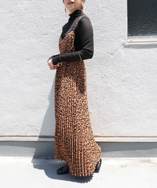 ap retro（アプレトロ）の「レオパードプリーツキャミロングワンピース【ZOZO限定アイテム】（ワンピース・レディース・ブラック/ブラウン・FREE）」の5枚目の写真