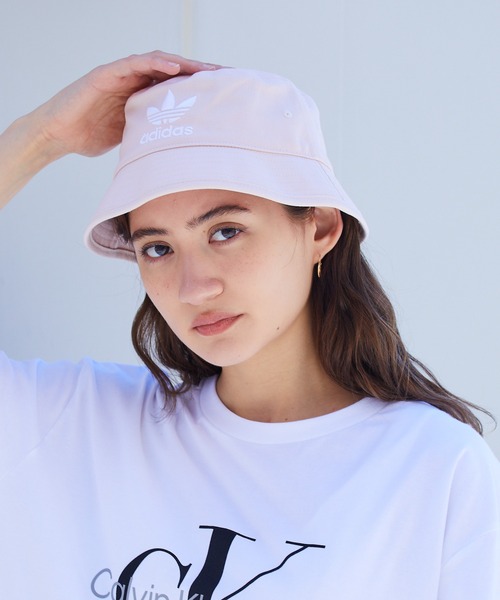 adidas（アディダス）の「adidas/アディダス HERI BUCKET HAT AC バケットハット 刺繍 トレフォイル モノトーン ユニセックス（ハット・メンズ・ホワイト/ブラック/ライトピンク・57/60/54/51）」の3枚目の写真