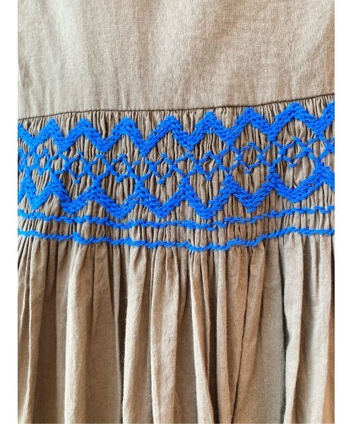 BEARDSLEY（ビアズリー）の「ハンドスモック刺繍ワンピース