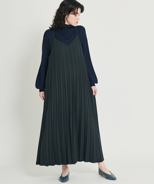 ikka(イッカ)の「√M ルートエム プリーツワンピース(ワンピース・レディース・モカ/チャコールグレー・M/L)」の2枚目の写真