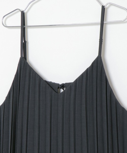 ikka(イッカ)の「√M ルートエム プリーツワンピース(ワンピース・レディース・モカ/チャコールグレー・M/L)」の5枚目の写真