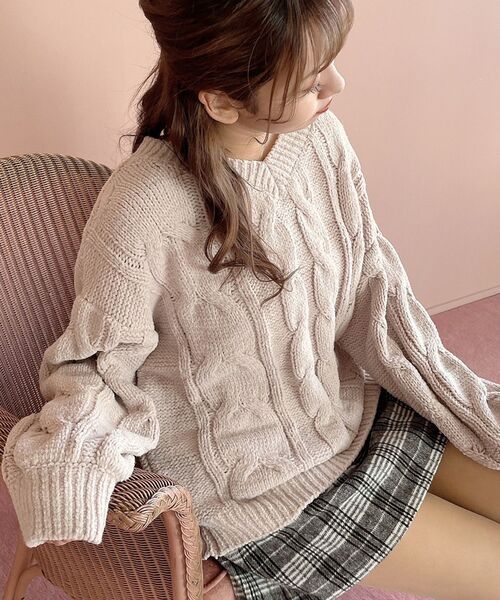 MAJESTIC LEGON(マジェスティックレゴン)の「マシュマロモールVネックニット(ニット/セーター・レディース・ブラック/グレー/アイボリー/ピンクベージュ・MEDIUM)」の4枚目の写真