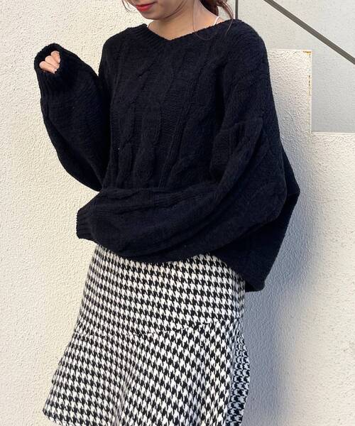 MAJESTIC LEGON(マジェスティックレゴン)の「マシュマロモールVネックニット(ニット/セーター・レディース・ブラック/グレー/アイボリー/ピンクベージュ・MEDIUM)」の3枚目の写真