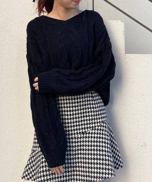 MAJESTIC LEGON(マジェスティックレゴン)の「マシュマロモールVネックニット(ニット/セーター・レディース・ブラック/グレー/アイボリー/ピンクベージュ・MEDIUM)」の8枚目の写真