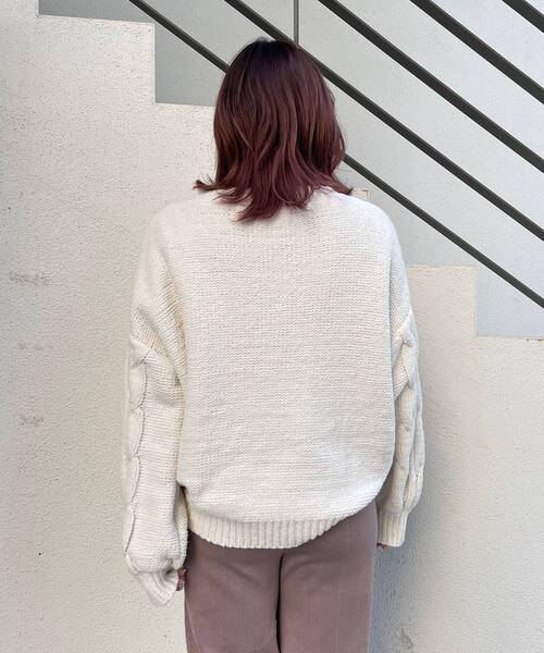 MAJESTIC LEGON(マジェスティックレゴン)の「マシュマロモールVネックニット(ニット/セーター・レディース・ブラック/グレー/アイボリー/ピンクベージュ・MEDIUM)」の16枚目の写真