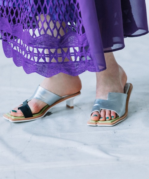 AULA AILA（アウラアイラ）の「アシンメトリートングミュール（サンダル・レディース・ホワイト/ブラック/シルバー・36.5/37.5/35.5）」の3枚目の写真