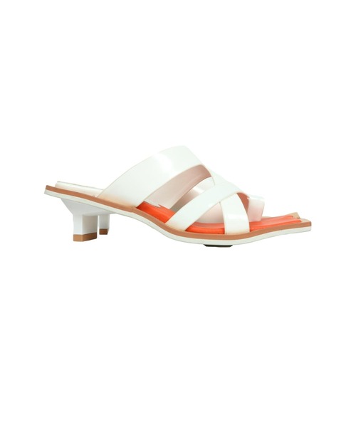 AULA AILA（アウラアイラ）の「アシンメトリートングミュール（サンダル・レディース・ホワイト/ブラック/シルバー・36.5/37.5/35.5）」の8枚目の写真