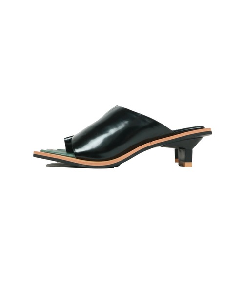 AULA AILA（アウラアイラ）の「アシンメトリートングミュール（サンダル・レディース・ホワイト/ブラック/シルバー・36.5/37.5/35.5）」の14枚目の写真