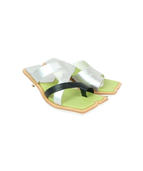 AULA AILA（アウラアイラ）の「アシンメトリートングミュール（サンダル・レディース・ホワイト/ブラック/シルバー・36.5/37.5/35.5）」の20枚目の写真