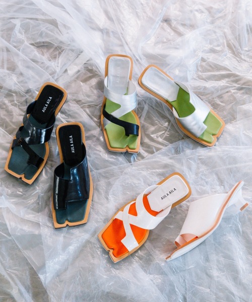 AULA AILA（アウラアイラ）の「アシンメトリートングミュール（サンダル・レディース・ホワイト/ブラック/シルバー・36.5/37.5/35.5）」の4枚目の写真