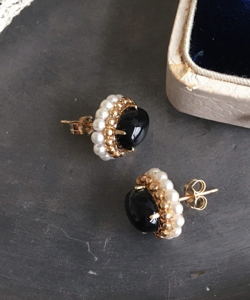 tone(トーン)の「【malle la brocante/マルラブロカント】14kgf オニキスとヴィンテージパールのオーバルピアス(ピアス(両耳用)・レディース・ブラック・FREE)」の2枚目の写真