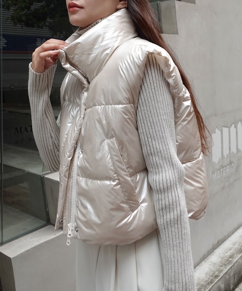 CORNERS（コーナーズ）の「ファイバーダウンオーバーベスト（ダウンベスト・レディース・ブラック/ベージュ系その他/グレイッシュベージュ/アイボリー/チャコールグレー・M/SHORT）」の2枚目の写真