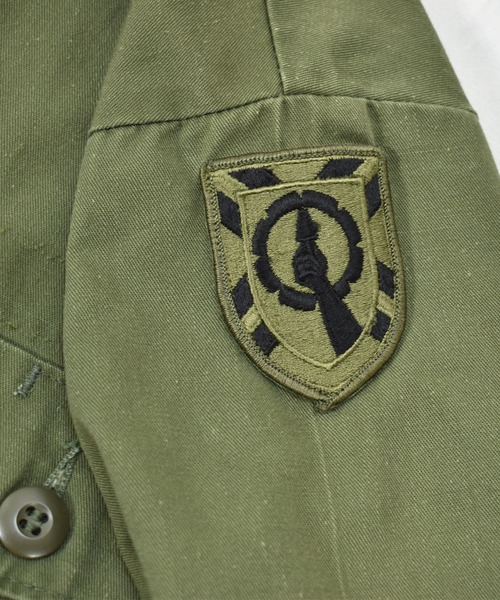 VINTAGE（ヴィンテージ）の「【ヴィンテージ古着】70s US.ARMY ワッペン刺繍 ユーティリティシャツ（ミリタリージャケット・メンズ・カーキ・MEDIUM）」の5枚目の写真
