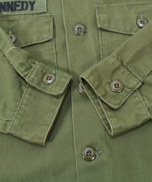 VINTAGE（ヴィンテージ）の「【ヴィンテージ古着】70s US.ARMY ワッペン刺繍 ユーティリティシャツ（ミリタリージャケット・メンズ・カーキ・MEDIUM）」の6枚目の写真
