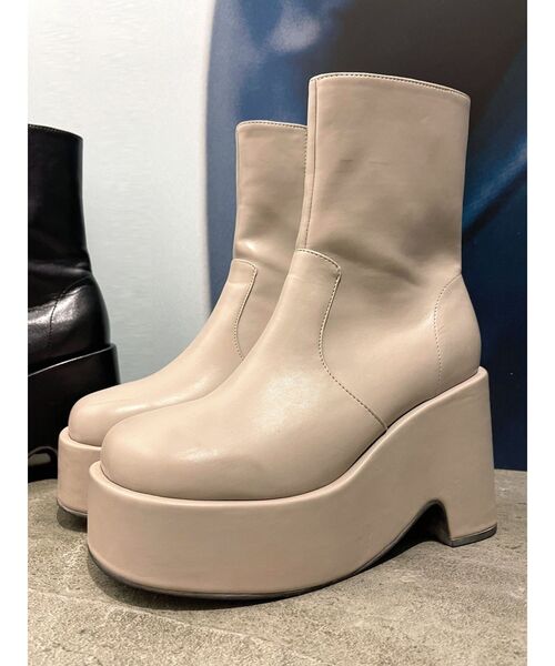 EMODA(エモダ)の「セミウェッジショートブーツ(ブーツ・レディース・ベージュ/ブラック・SMALL/MEDIUM/LARGE)」の1枚目の写真