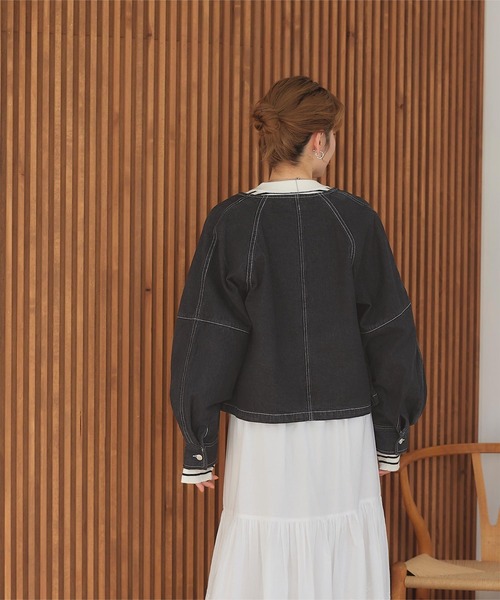 titivate(ティティベイト)の「ノーカラーデニムジャケット(デニムジャケット・レディース・ブラック/インディゴブルー・M)」の4枚目の写真