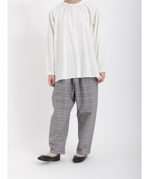 Samansa Mos2（サマンサ モスモス）の「袖ラインレースバンドカラーブラウス（シャツ/ブラウス・レディース・オフホワイト/サックスブルー/チャコール・ﾌﾘ-）」の13枚目の写真