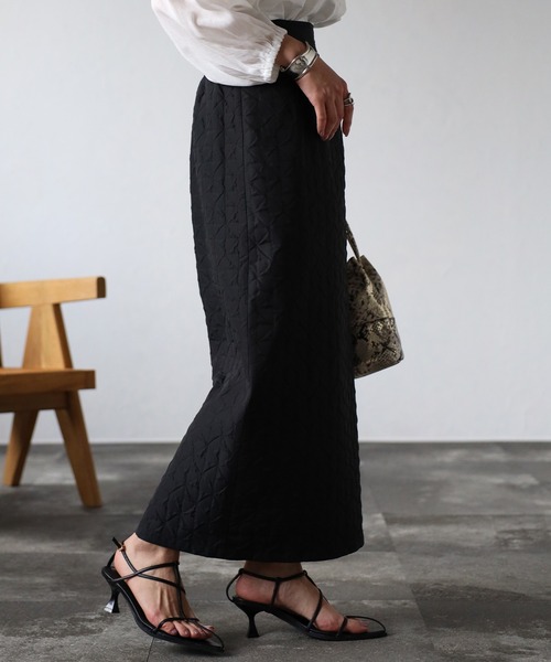 EASEBLUE(イーズブルー)の「ふくれジャガードナロースカート(スカート・レディース・グリーン/ベージュ/ブラック・FREE)」の4枚目の写真