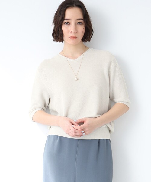 INDIVI（インディヴィ）の「◆【ニット人気2位！/ラメ/洗える】五分袖Vネックニット（ニット/セーター・レディース・ライトグレー/ブラック/ネイビー/オフホワイト/ブルー・34/15 /38/19/13/05）」の2枚目の写真