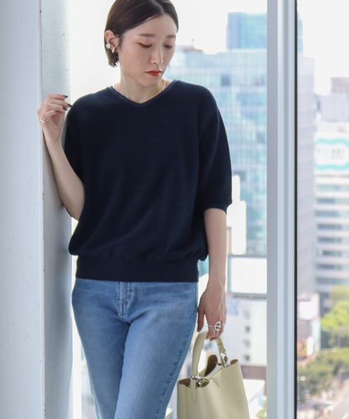 INDIVI（インディヴィ）の「◆【ニット人気2位！/ラメ/洗える】五分袖Vネックニット（ニット/セーター・レディース・ライトグレー/ブラック/ネイビー/オフホワイト/ブルー・34/15 /38/19/13/05）」の4枚目の写真