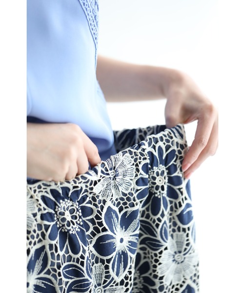 cawaii(カワイイ)の「(紺)切り絵花レース浮かぶロングスカート(スカート・レディース・ネイビー・FREE)」の5枚目の写真