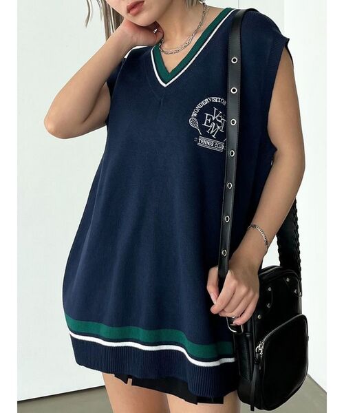 WONDER VISITOR(ワンダービジター)の「【WONDER VISITOR×EMODA】エンブレムロゴニットベスト(ベスト・レディース・ホワイト/ネイビー・FREE)」の1枚目の写真