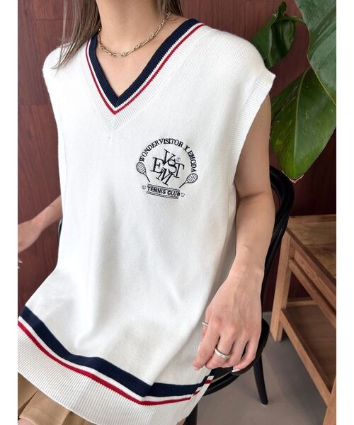 WONDER VISITOR(ワンダービジター)の「【WONDER VISITOR×EMODA】エンブレムロゴニットベスト(ベスト・レディース・ホワイト/ネイビー・FREE)」の2枚目の写真