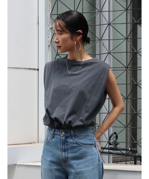 Ungrid（アングリッド）の「ショルダータックカラータンクトップ（Tシャツ/カットソー・レディース・ブラウン/オフホワイト/オレンジ/チャコールグレー/パープル・FREE）」の3枚目の写真