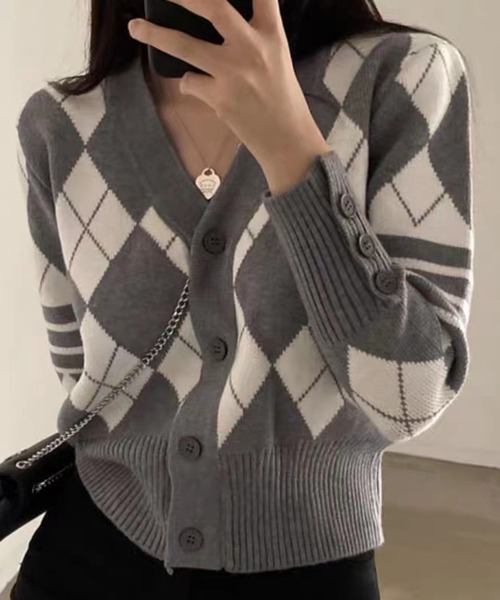 MILAE(ミレ)の「アーガイル柄Vネックニットカーディガン(カーディガン/ボレロ・レディース・グレー/ネイビー・FREE)」の2枚目の写真