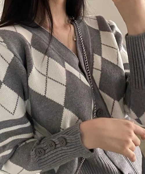 MILAE(ミレ)の「アーガイル柄Vネックニットカーディガン(カーディガン/ボレロ・レディース・グレー/ネイビー・FREE)」の8枚目の写真