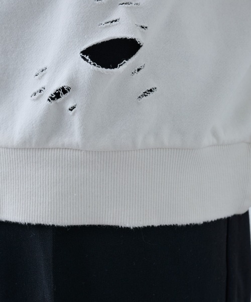 COLONY 2139（コロニートゥーワンスリーナイン）の「ピグメントダメージ裏毛クルー（GS）（スウェット・メンズ・アイボリー/レッド/ブラック・LARGE/MEDIUM）」の16枚目の写真