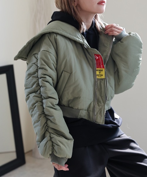 ULEULA（ウルア）の「シャーリング中綿ショートブルゾン（ブルゾン・レディース・カーキ/ブラック・FREE）」の4枚目の写真
