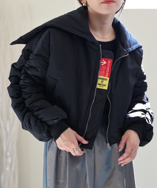 ULEULA（ウルア）の「シャーリング中綿ショートブルゾン（ブルゾン・レディース・カーキ/ブラック・FREE）」の3枚目の写真