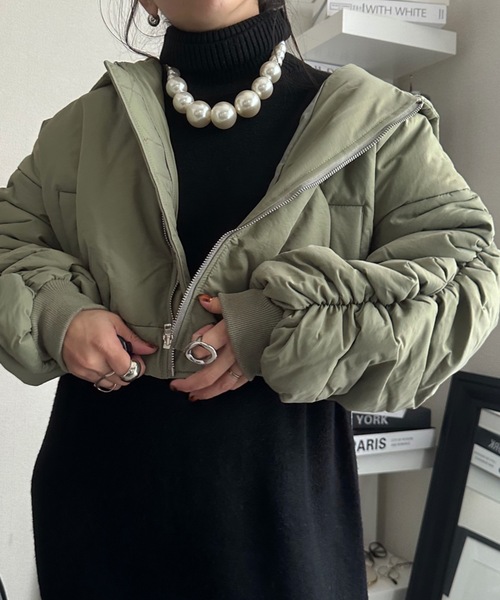 ULEULA（ウルア）の「シャーリング中綿ショートブルゾン（ブルゾン・レディース・カーキ/ブラック・FREE）」の16枚目の写真
