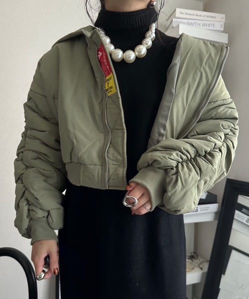 ULEULA（ウルア）の「シャーリング中綿ショートブルゾン（ブルゾン・レディース・カーキ/ブラック・FREE）」の17枚目の写真