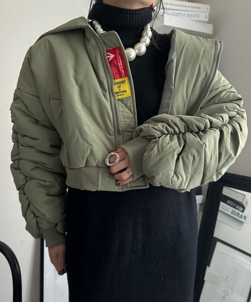 ULEULA（ウルア）の「シャーリング中綿ショートブルゾン（ブルゾン・レディース・カーキ/ブラック・FREE）」の18枚目の写真