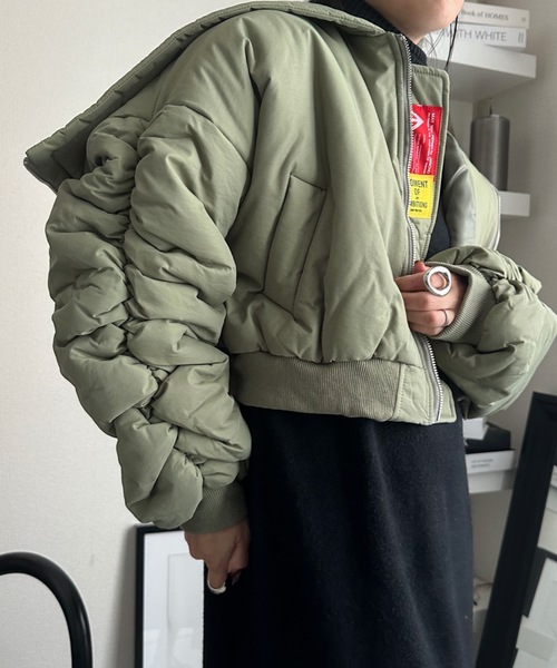 ULEULA（ウルア）の「シャーリング中綿ショートブルゾン（ブルゾン・レディース・カーキ/ブラック・FREE）」の19枚目の写真