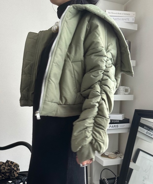 ULEULA（ウルア）の「シャーリング中綿ショートブルゾン（ブルゾン・レディース・カーキ/ブラック・FREE）」の20枚目の写真