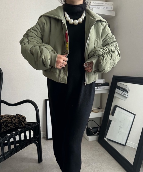 ULEULA（ウルア）の「シャーリング中綿ショートブルゾン（ブルゾン・レディース・カーキ/ブラック・FREE）」の22枚目の写真