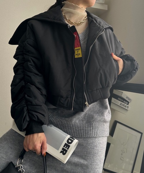 ULEULA（ウルア）の「シャーリング中綿ショートブルゾン（ブルゾン・レディース・カーキ/ブラック・FREE）」の9枚目の写真