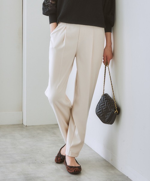 nissen（ニッセン）の「【褒められシルエット】テーパードパンツ（スラックス・レディース・オフホワイト/サックスブルー/グリーン/パープル/ブラック/イエロー/ピンク・M/L/LL/S）」の2枚目の写真
