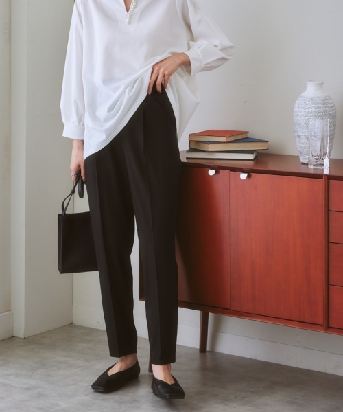 nissen（ニッセン）の「【褒められシルエット】テーパードパンツ（スラックス・レディース・オフホワイト/サックスブルー/グリーン/パープル/ブラック/イエロー/ピンク・M/L/LL/S）」の10枚目の写真