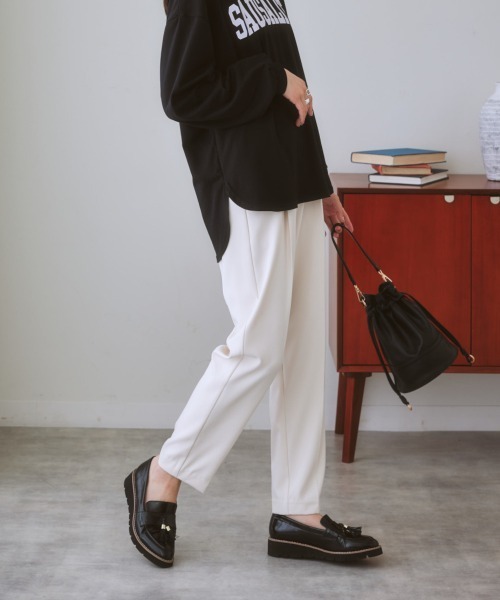 nissen（ニッセン）の「【褒められシルエット】テーパードパンツ（スラックス・レディース・オフホワイト/サックスブルー/グリーン/パープル/ブラック/イエロー/ピンク・M/L/LL/S）」の16枚目の写真