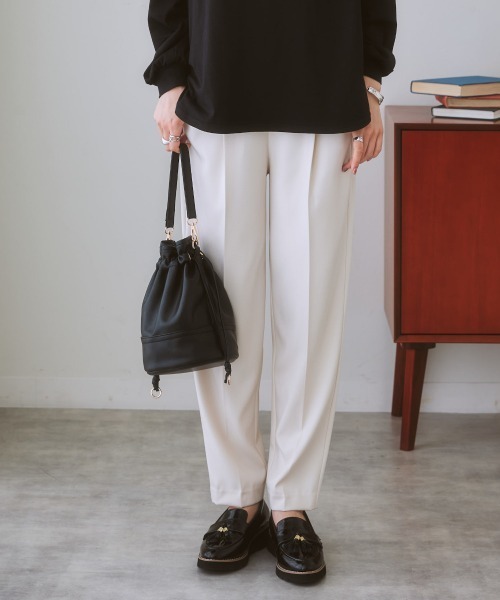 nissen（ニッセン）の「【褒められシルエット】テーパードパンツ（スラックス・レディース・オフホワイト/サックスブルー/グリーン/パープル/ブラック/イエロー/ピンク・M/L/LL/S）」の14枚目の写真